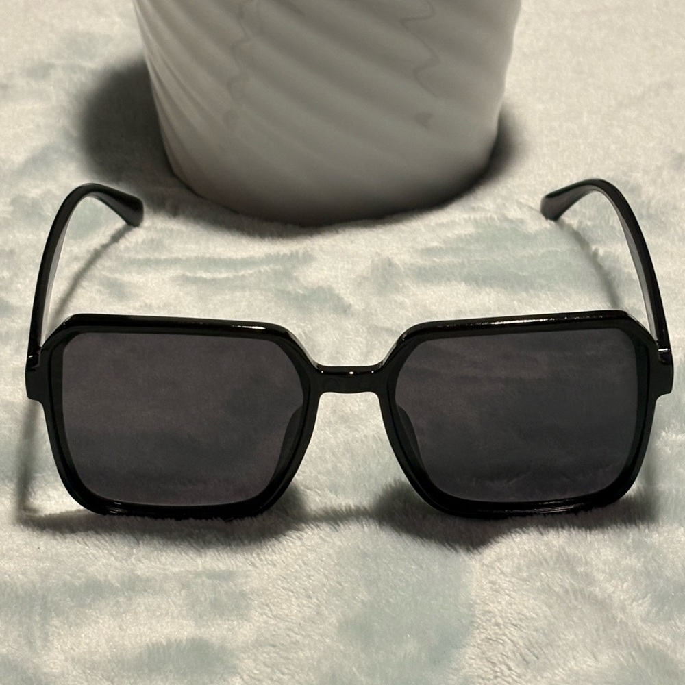 Stylish Black Square Sunglasses - Picture 2 of 4
